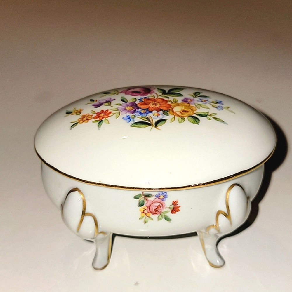 JIMENAU GRAF VON HENNEBERG  PORCELAIN TRINKET DISH WITH LID